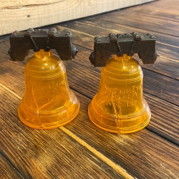 Dining Vintage Pair Of Gold Plastic Liberty Bell Salt And Pepper